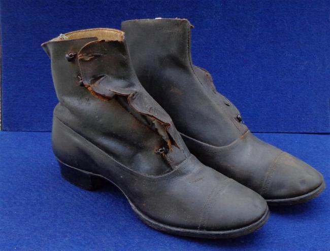 Nice Displaying Pair of Victorian Ladies Button-up Boots - 120 Years Old 