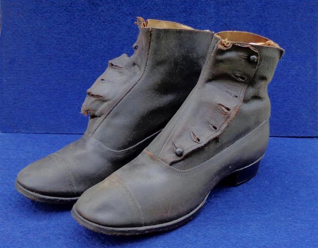 Nice Displaying Pair of Victorian Ladies Button-up Boots - 120 Years Old 