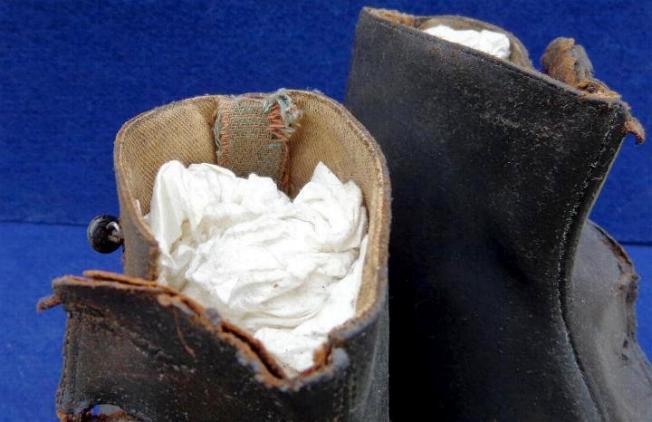 Nice Displaying Pair of Victorian Ladies Button-up Boots - 120 Years Old 