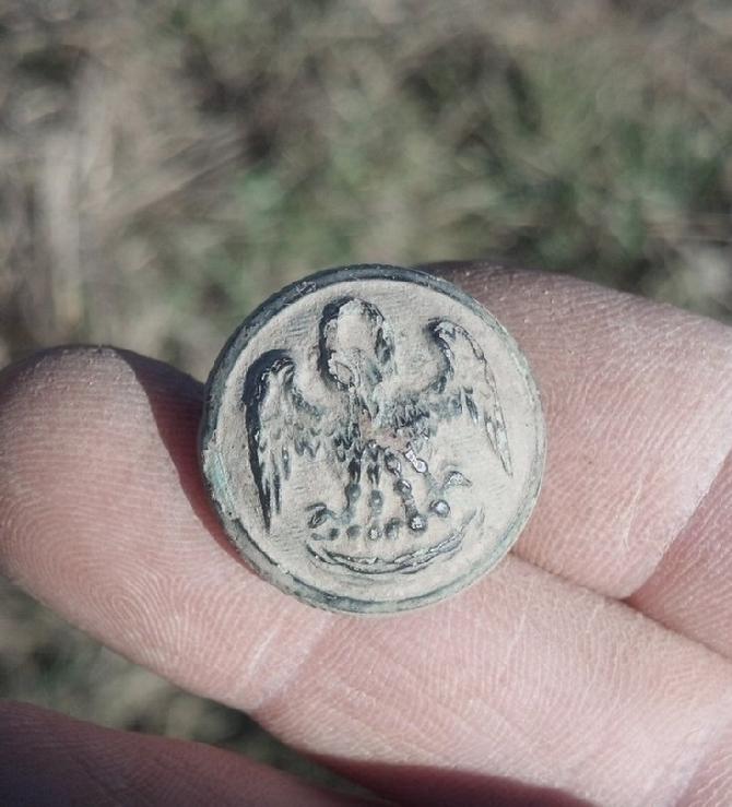 Nice LA2 Louisiana Pelican Coat Button Dug by Larry Horton 